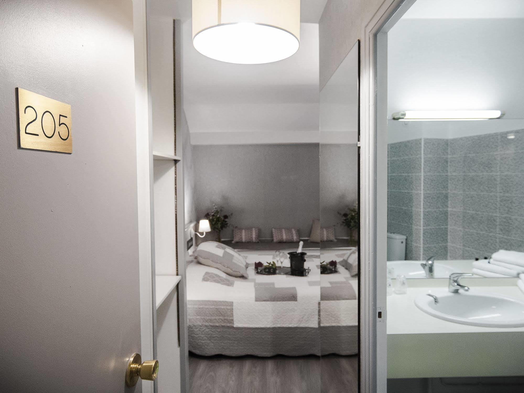 Hotel Le Chantereigne Les Noes-pres-Troyes Dış mekan fotoğraf